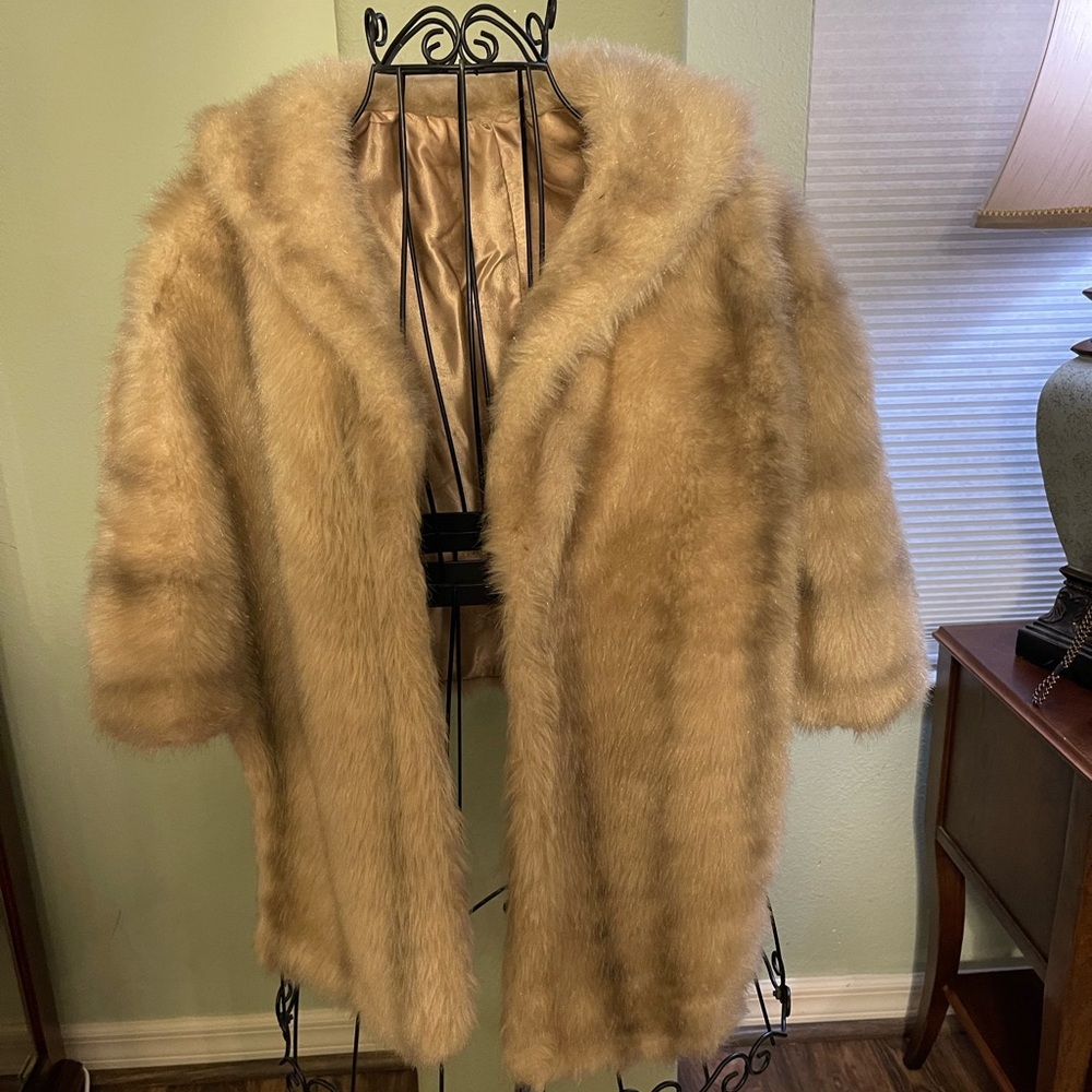 Regina Glenara Vintage Luxurious Golden Brown Faux Fur Capelet